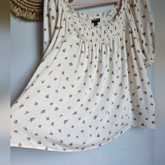 Torrid, Washable Gauze Ivory Ditsy Floral Dew Smocked Yoke Peasant Top SZ 1X - Picture 5 of 12